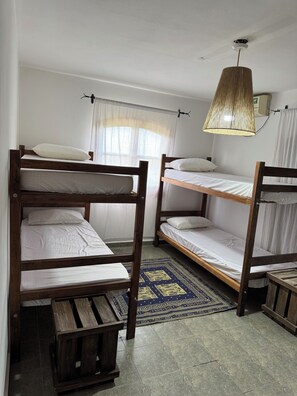 2 slaapkamers, een strijkplank/strijkijzer, internet, beddengoed