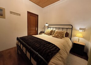 7 bedrooms, desk, iron/ironing board, free WiFi