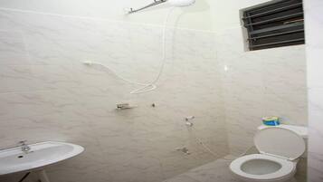 Quarto solteiro standard, para fumantes, sacada | Banheiro | Chinelos, toalhas de banho, sabonete, shampoo