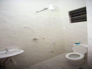 Chambre Simple Standard, fumeur, balcon | Salle de bain