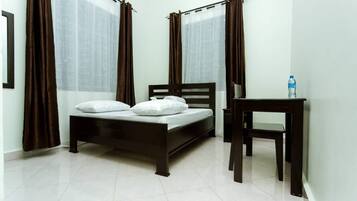 Laptop workspace, iron/ironing board, free WiFi