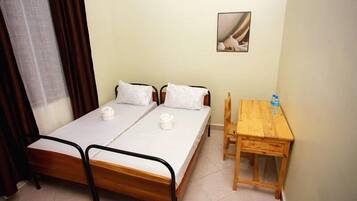 Quarto casal ou duplo standard, sacada | Espaço de trabalho para notebook, ferros/tábuas de passar roupa