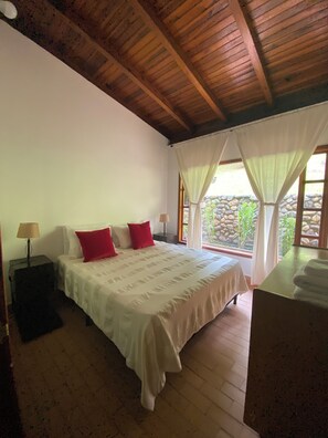 4 quartos, acesso à internet, roupa de cama