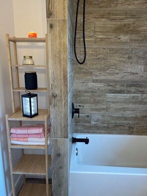 Douche, sèche-cheveux, serviettes fournies, savon