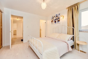 3 chambres, coffres-forts dans les chambres, fer et planche à repasser