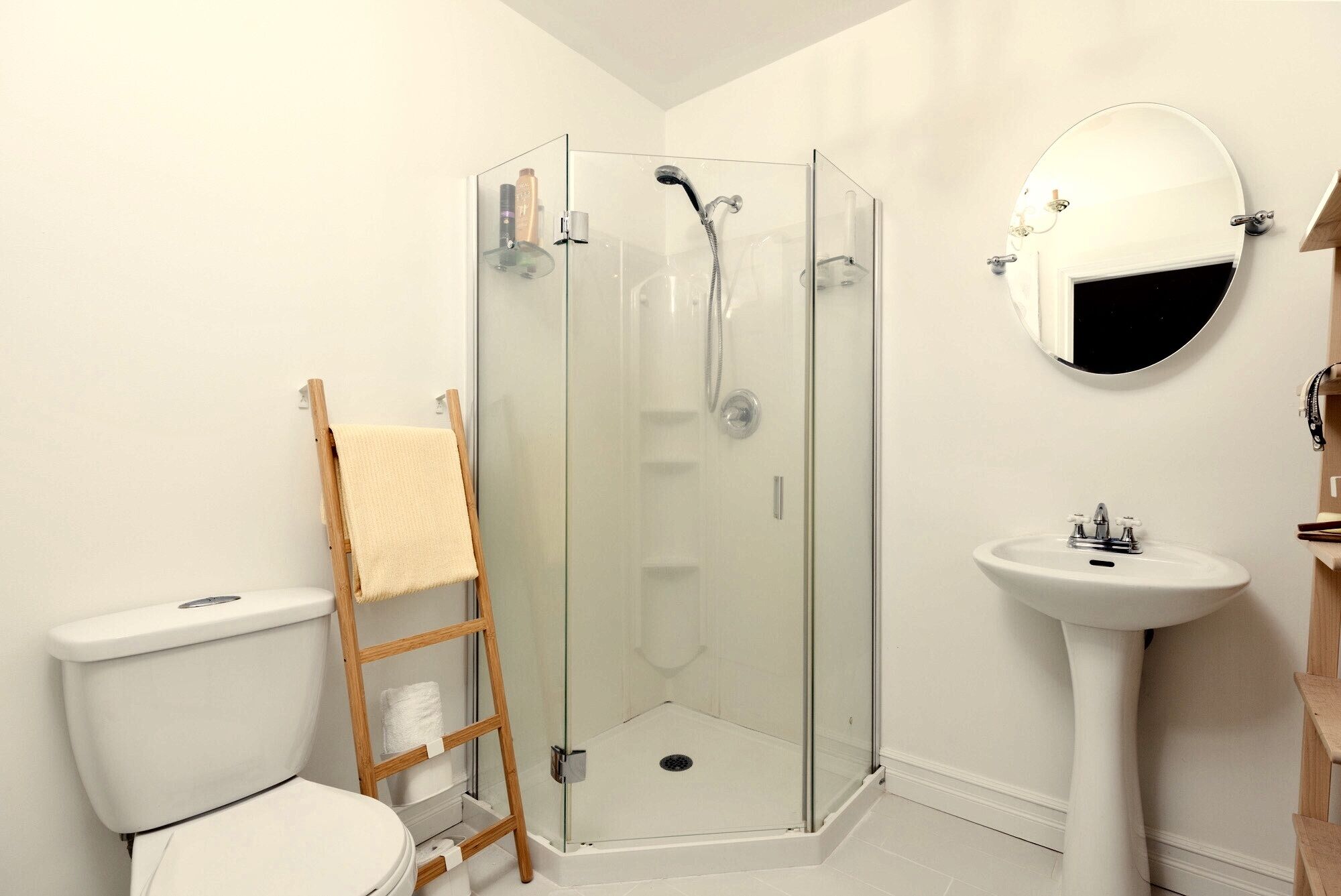 Douche, sèche-cheveux, serviettes fournies, savon