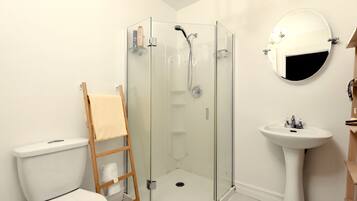 Douche, sĂšche-cheveux, serviettes fournies, savon