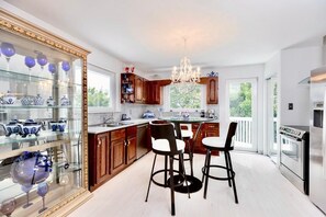 Fridge, microwave, oven, stovetop - Ocean view French Riviera,
like a home nestled in the hills on European  Coast (Prospect)