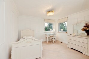 3 bedrooms, in-room safe, iron/ironing board, free WiFi - Ocean view French Riviera,
like a home nestled in the hills on European  Coast (Prospect)