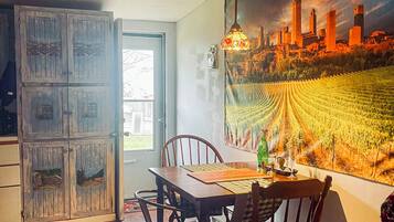 Apartment, 3 Bedrooms, Non Smoking | Dining