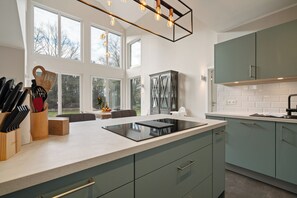 Jääkaappi, mikroaaltouuni, uuni, liesi