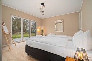 4 makuuhuonetta, työpöytä, ilmainen Wi-Fi