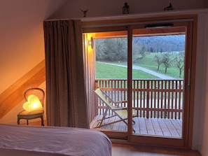 8 bedrooms, iron/ironing board, travel crib, free WiFi - Chartreuse de Pomier Lodge: "Sainte-Marie de Pomier workshop". (présilly)