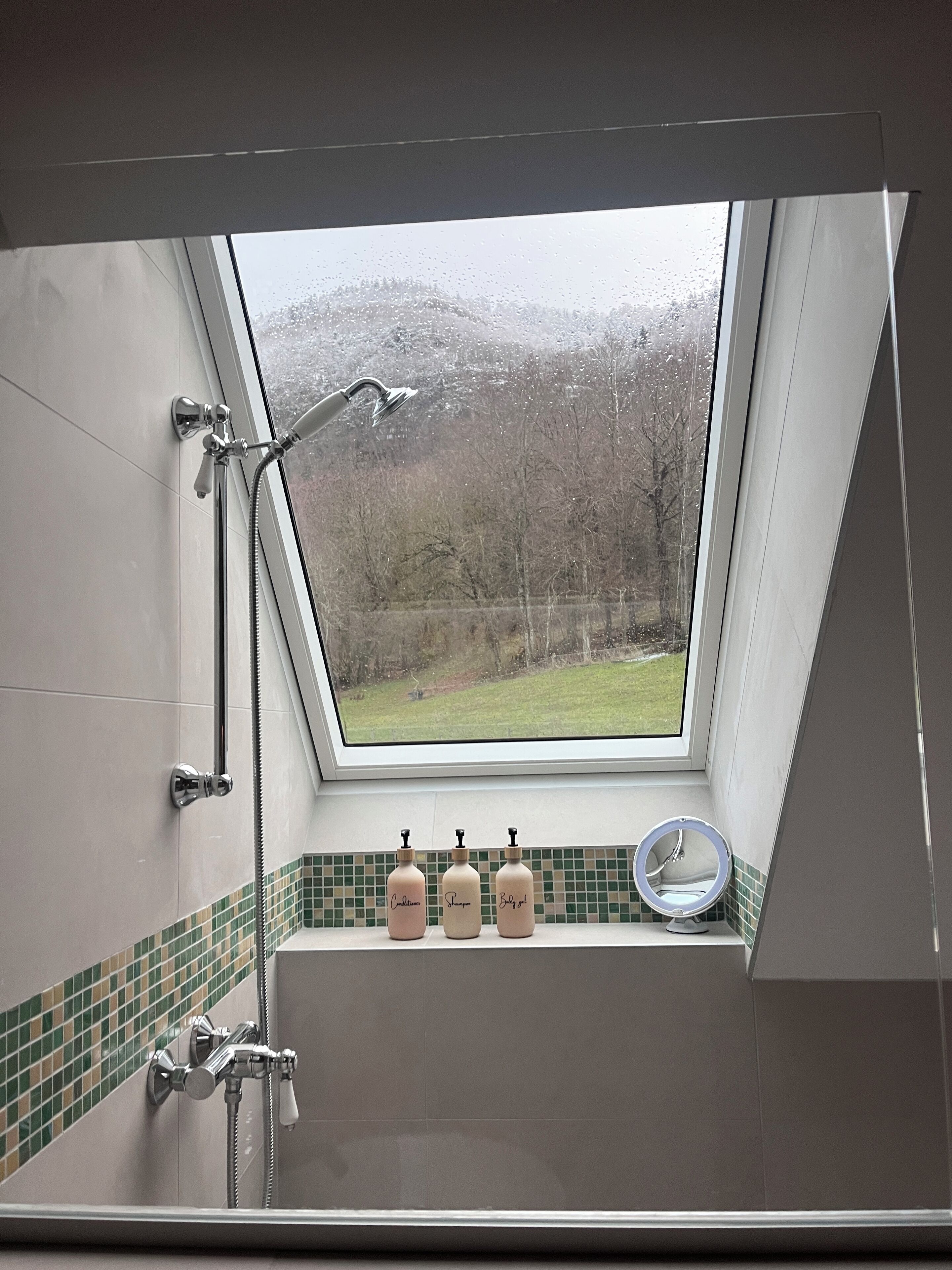 Douche, sèche-cheveux, serviettes fournies, savon