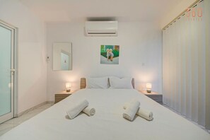 1 habitación, escritorio, tabla de planchar con plancha y cuna de viaje 