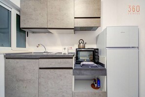 Kühlschrank, Mikrowelle, Herdplatte, Wasserkocher mit Kaffee-/Teezubehör