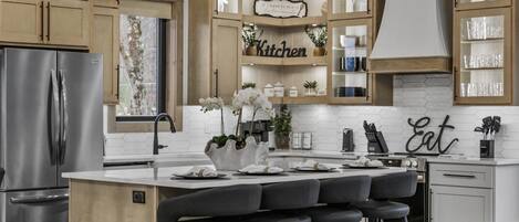 Réfrigérateur, micro-ondes, four, plaque de cuisson