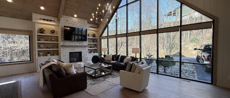 Televisión, chimenea, videojuegos