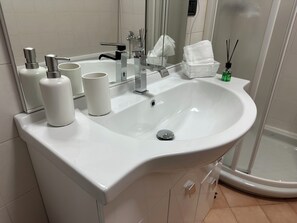 Hårtørrer, bidet, håndklæder, Sæbe