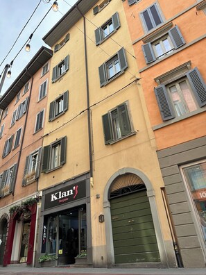 A multi-story building with a storefront labeled 'Klan's'.