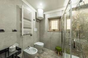 Secador de pelo, toallas