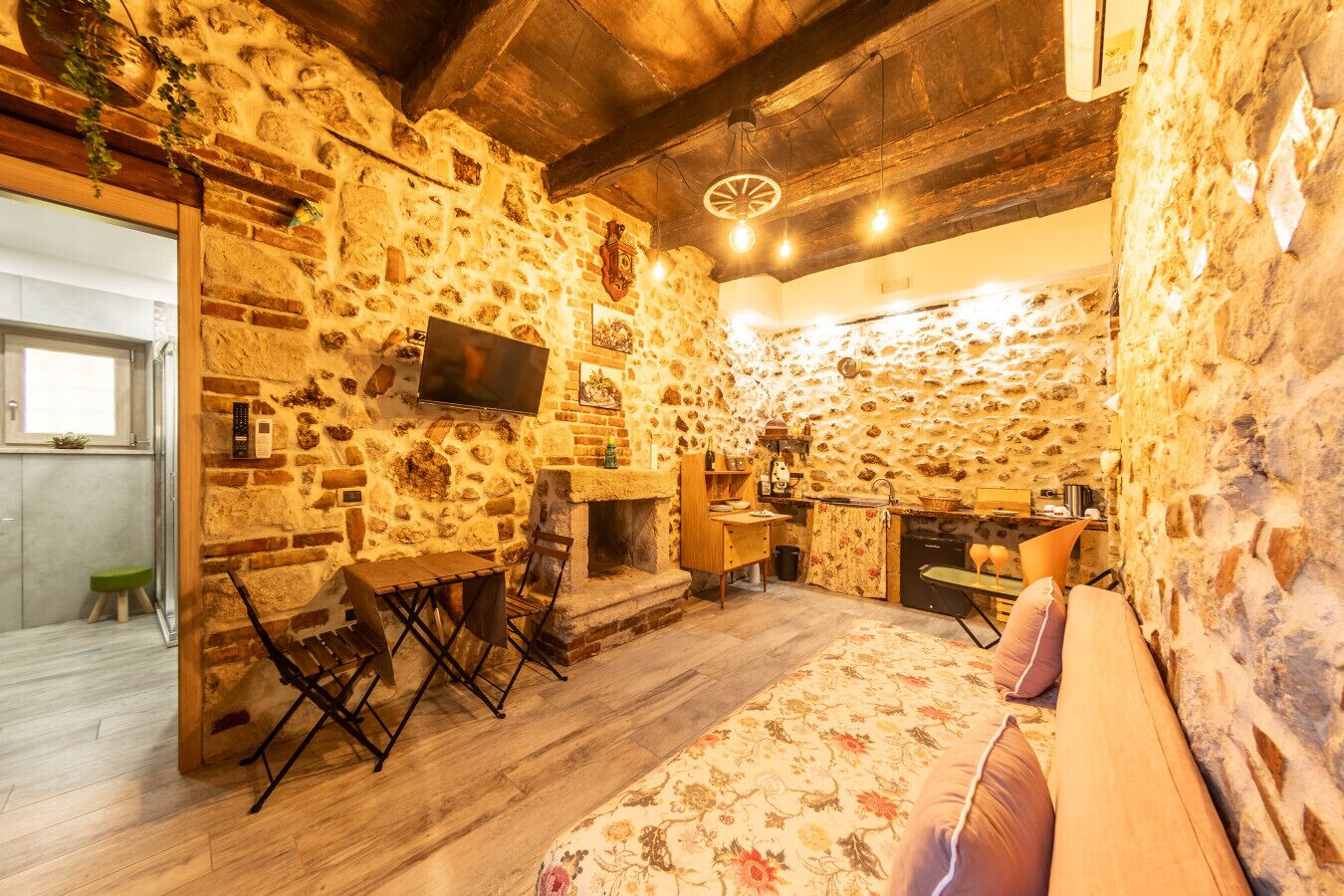 1 bedroom, bed sheets