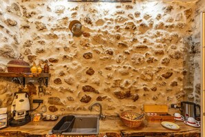 Placa de cocina, cafetera/tetera, utensilios de cocina, mesa de comedor