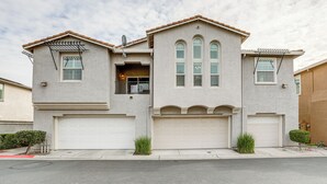 Ein zweistöckiges Wohngebäude mit Garage, Balkon und Satellitenschüssel.