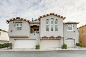 Interior - Extended-stay Ready! Elk Grove Unit w/ Pool Access (Elk Grove)