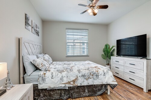 Extended-stay Ready! Elk Grove Unit w/ Pool Access