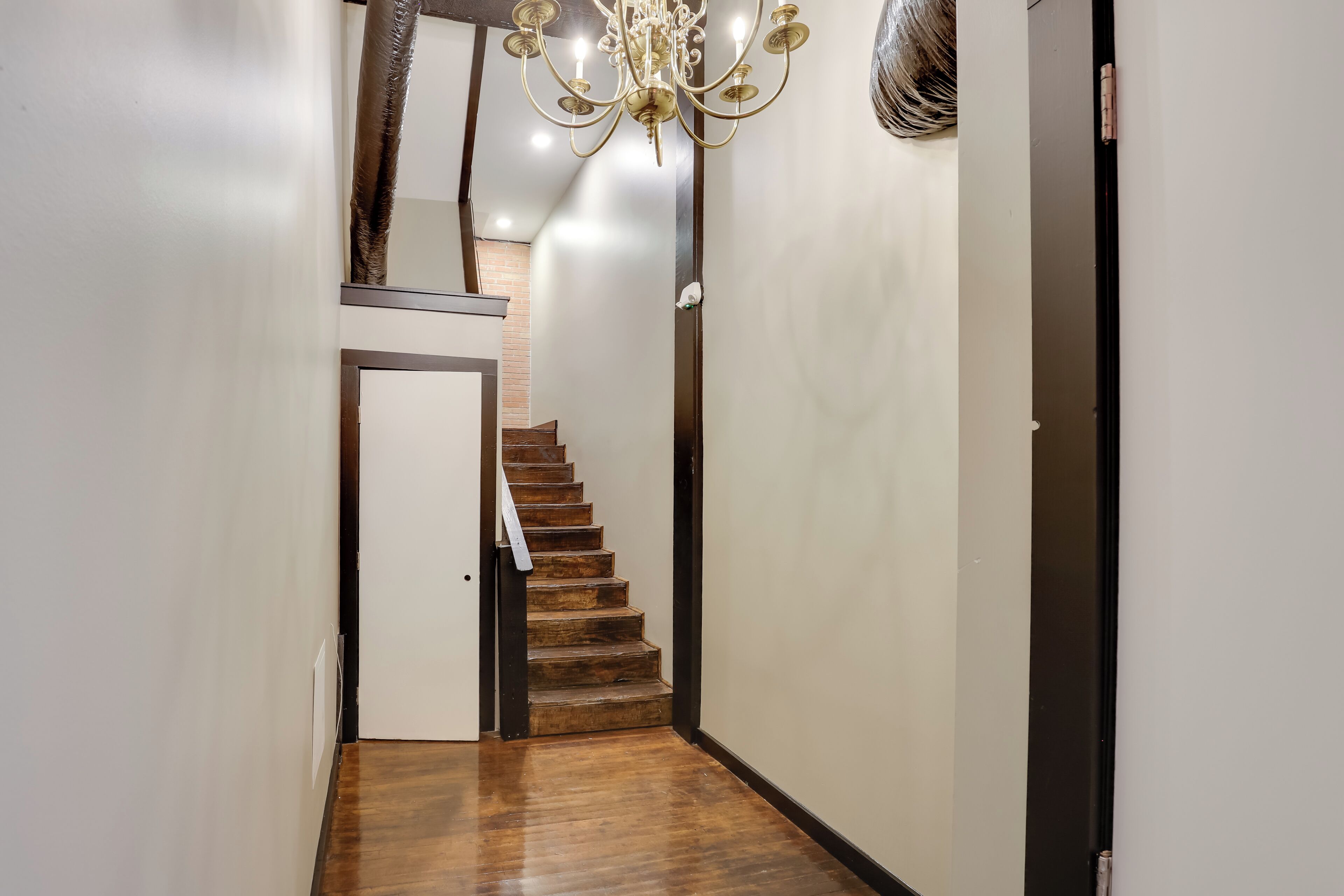 Una scala con gradini in legno che porta a un pianerottolo.