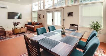 Right on Main Street! Mtn-view Bisbee Hideaway