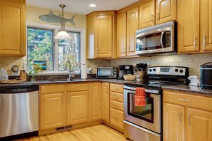 House (2 Bedrooms) | Interior - < 1 Mi to Dtwn Ogunquit! Coastal Family Retreat (Ogunquit)