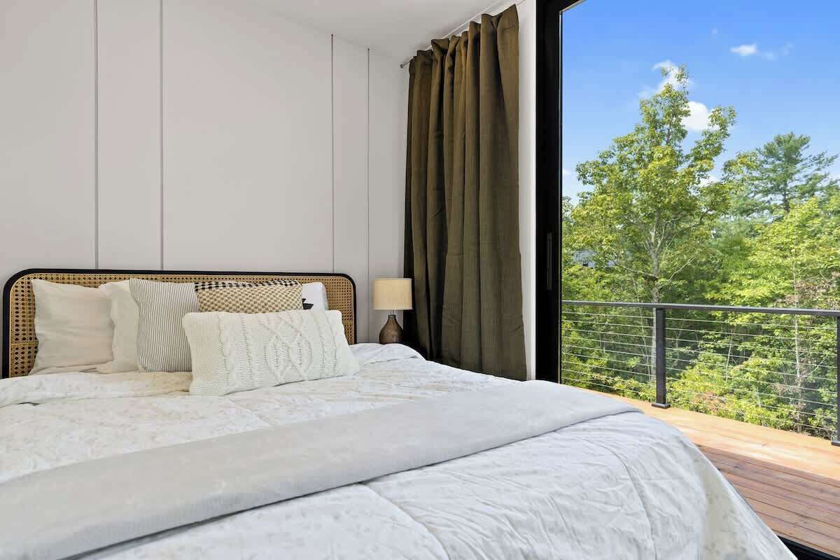 1 bedroom, bed sheets