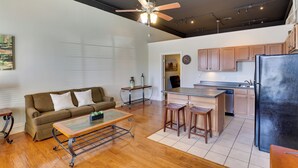 Apartment (1 Bedroom) | Front of property - Steps to Restaurants & Shops! Dtwn Marshall Apt (Marshall)