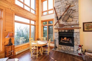Dining - A stunning View with a private Spa | L'Aponi (Petite-Rivière-Saint-François)