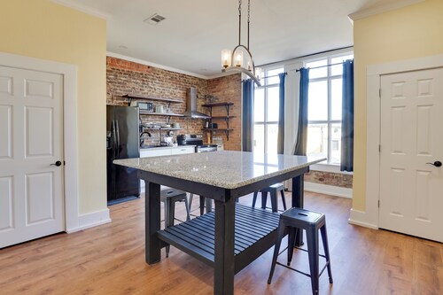 Shop, Dine & Unwind at Historic Dtwn Marshall Apt