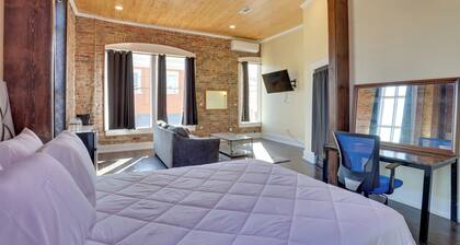 Walk to Courthouse Sq! Loft-style Marshall Studio
