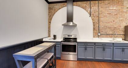 Walk to Museums! Historic Downtown Marshall Apt