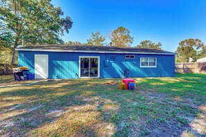 Interior - Kayak, Snorkel & More: Quiet Home in High Springs! (High Springs)