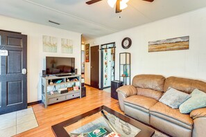 Interior - Kayak, Snorkel & More: Quiet Home in High Springs! (High Springs)