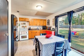 Interior - Kayak, Snorkel & More: Quiet Home in High Springs! (High Springs)