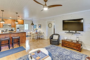 House (2 Bedrooms) | Interior - Walk to Marina & Beach: Charming Home in Hardin (Hardin)