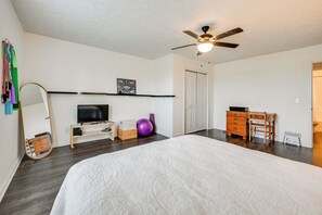 Interior - 6 Mi to Mammoth Cave! Mtn-view Home w/ Fire Pit (Cave City)