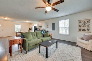 Interior - 6 Mi to Mammoth Cave! Mtn-view Home w/ Fire Pit (Cave City)