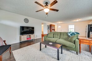 Interior - 6 Mi to Mammoth Cave! Mtn-view Home w/ Fire Pit (Cave City)