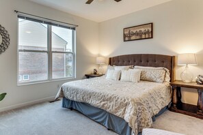 Interior - 1 Mi to Dtwn Cincinnati: Spacious Townhome w/ Deck (Cincinnati)