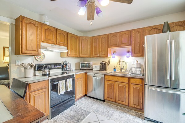 Interior - Gateway to the Everglades! Tropical Jungle Cottage (Miami)