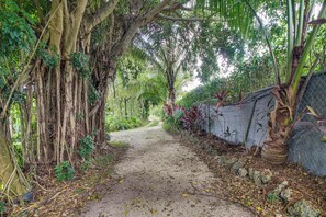 Interior - Gateway to the Everglades! Tropical Jungle Cottage (Miami)
