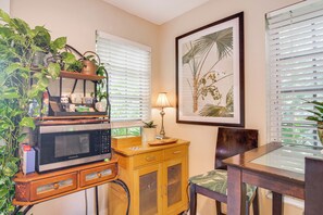 Interior - Gateway to the Everglades! Tropical Jungle Cottage (Miami)